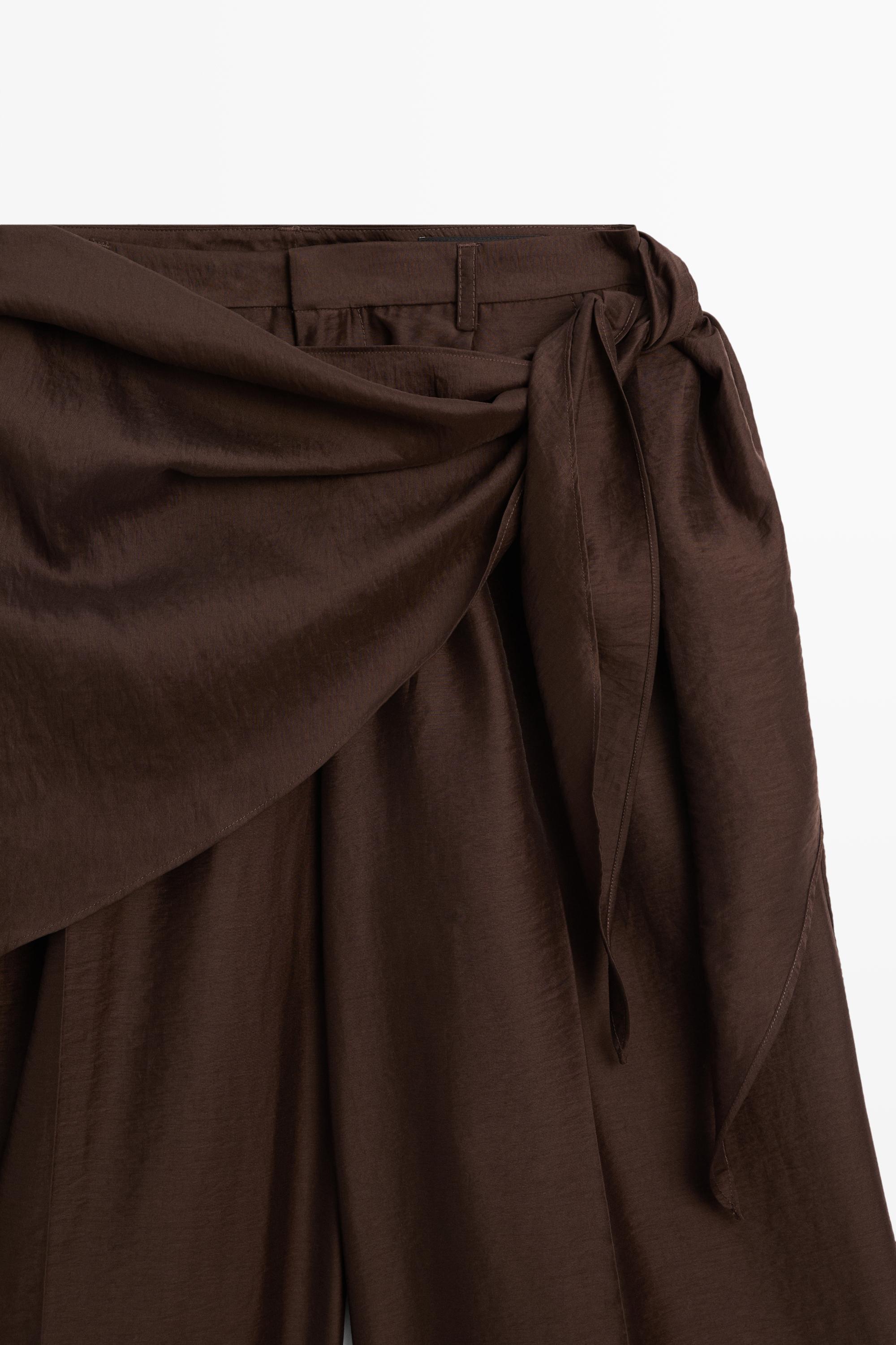 Long flowing Bermuda shorts with scarf detail